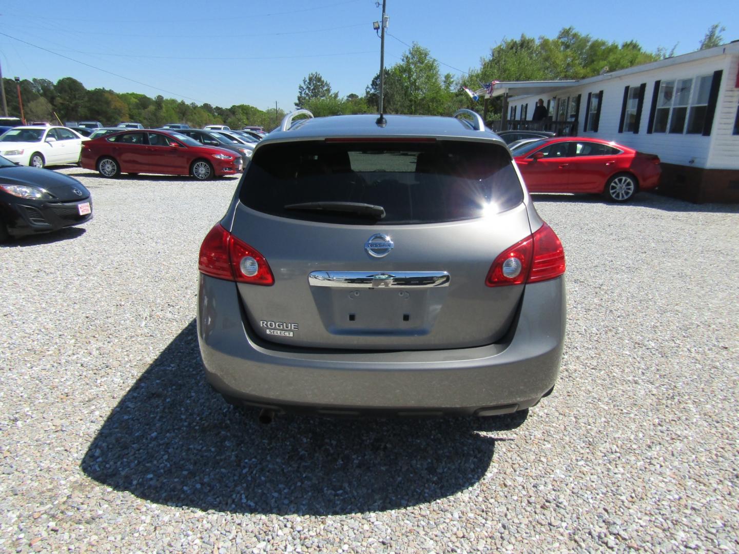 2015 Gray /Gray Nissan Rogue Select S 2WD (JN8AS5MT2FW) with an 2.5L L4 DOHC 16V engine, Automatic transmission, located at 15016 S Hwy 231, Midland City, AL, 36350, (334) 983-3001, 31.306210, -85.495277 - Photo#6